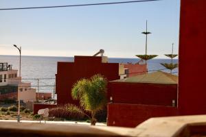 uma vista do oceano de um edifício em chillax see view terrace em Imsouane