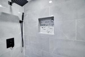 Bilik mandi di Cozy 4 Bed 2 Bath Home