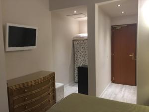 Televízia a/alebo spoločenská miestnosť v ubytovaní Hotel Corallo