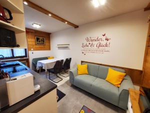 Posedenie v ubytovaní Urlaub am Krausberghof, Apartment mit Balkon und Parkplatz, inmitten der Natur, kostenfreie Kaffeekapseln, 6 Fahrminuten zur Alpentherme Gastein und zur Schlossalmbahn, Spielplatz, großer Gartenbereich
