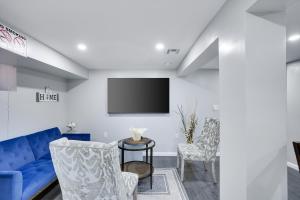 Ruang duduk di Cozy 4 Bed 2 Bath Home