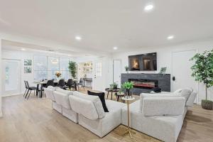 un soggiorno con mobili bianchi e un camino di Luxurious 6BR 3BA Villa with Hot Tub a Sherman
