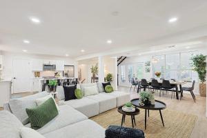 un soggiorno con un divano bianco e un tavolo di Luxurious 6BR 3BA Villa with Hot Tub a Sherman