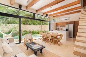 een keuken en een woonkamer met een tafel en een eetkamer bij 3BR Villa in Tulum, Pool plus Concierge in Tulum