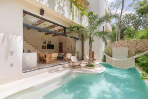 een zwembad met een hangmat in een huis bij 3BR Villa in Tulum, Pool plus Concierge in Tulum