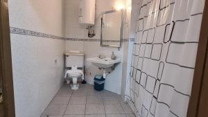 Koupelna v ubytování Portal Fernández Concha + 36 fotografií