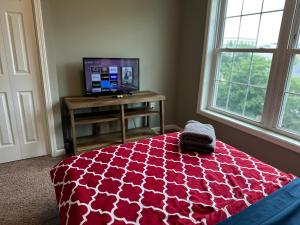 ミネアポリスにあるExtended & Short Term Stays at The Oasis Groupのベッドルーム(ベッド1台、テーブル上のテレビ付)