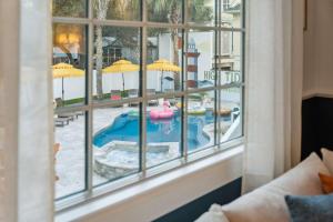 Habitación con ventana con vistas a la piscina en Burkes Beach Mansion - The Most Epic Experience, en Hilton Head Island