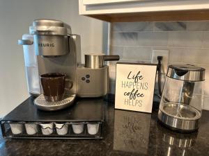 ミネアポリスにあるExtended & Short Term Stays at The Oasis Groupのキッチン(コーヒーメーカー、看板付) +40枚の写真