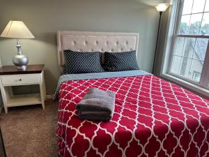 ミネアポリスにあるExtended & Short Term Stays at The Oasis Groupのベッドルーム1室(ベッド1台、赤と白の掛け布団付)