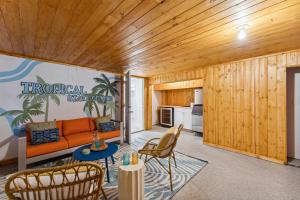 una sala de estar con un sofá y una mesa en Burkes Beach Mansion - The Most Epic Experience, en Hilton Head Island