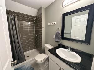 ミネアポリスにあるExtended & Short Term Stays at The Oasis Groupの洗面台、トイレ、シャワー付きのバスルーム