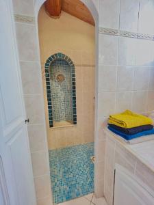 Appartement de 2 à 6 personnes 3 chambres proche Aéroport Marseille Marignane -confortable - et tout équipé في روجناك: حمام مع دش مع دش من بلاط الفسيفساء