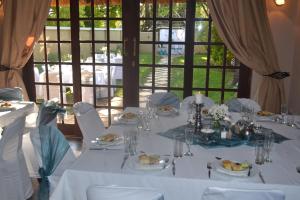 A restaurant or other place to eat at Castello Guesthouse Vryburg