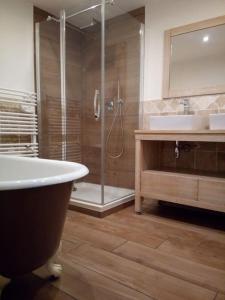Un baño con ducha, bañera y lavabo. en La Bastide du Clos Saint Michel, en Montauroux