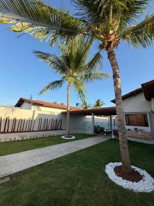 ピラーニャスにあるCasa por temporada águas do Velho Chicoの家の前のヤシの木 +19枚の写真