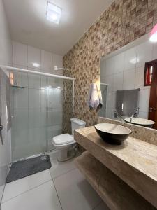 ピラーニャスにあるCasa por temporada águas do Velho Chicoの洗面台、トイレ、シャワー付きのバスルーム