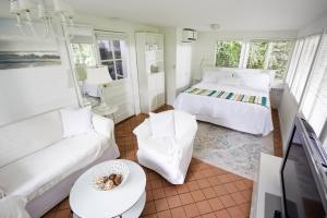 un salon avec un lit et un canapé dans l'établissement Miami Pool Cottage, tropical garden paradise, à Miami