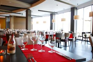 Reštaurácia alebo iné gastronomické zariadenie v ubytovaní Park Hotel & Restauracja Browar Brzeg