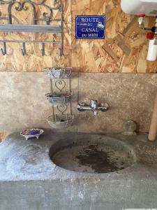 a dirty sink in a room with a sign at L'échappée créative in Grenade-sur-Garonne +42 photos