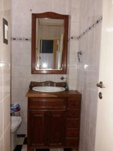 a bathroom with a sink and a mirror at Departamento céntrico Jujuy in Posadas