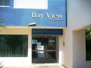 ein Gebäude mit einem blauen Schild darüber in der Unterkunft Bay View Apartments in Albufeira