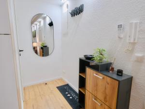 a dressing room with a mirror and a dresser at voll ausgestattes 1 Zi Apartment- Bahnhofsnah in Celle +12 photos