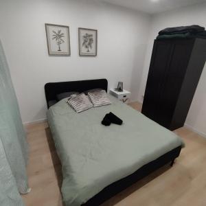 una camera da letto con un letto con un cappello sopra di Superbe Appartement ! a Saint-Étienne