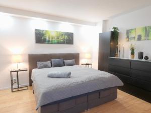 a bedroom with a large bed with a pillow on it at voll ausgestattes 1 Zi Apartment- Bahnhofsnah in Celle
