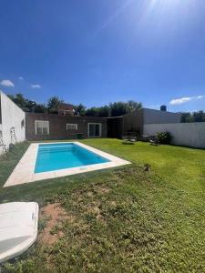 a backyard with a swimming pool in a yard at Amplia Casa - Vista Verde in Villa María