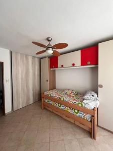 a bedroom with a bed and a ceiling fan at Amplia Casa - Vista Verde in Villa María +20 photos
