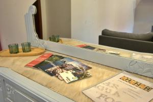 einen Tisch mit einem Spiegel darüber in der Unterkunft Emunah - no coração de Aveiro in Aveiro