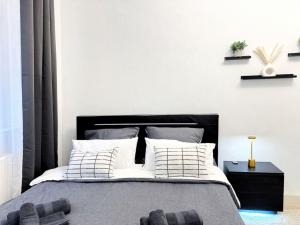 - une chambre avec un lit noir et blanc et des oreillers dans l'établissement HolidayHome Apartments I Spacious Private Room in Heart of Berlin, à Berlin