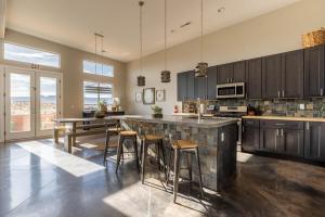 une grande cuisine avec un grand îlot avec tabourets de bar dans l'établissement The Chandler at Sand Hollow Resort, à Hurricane