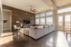 un salon avec un canapé et une télévision dans l'établissement The Chandler at Sand Hollow Resort, à Hurricane