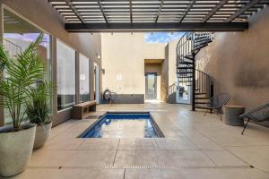 une piscine au milieu d'une maison dans l'établissement The Chandler at Sand Hollow Resort, à Hurricane