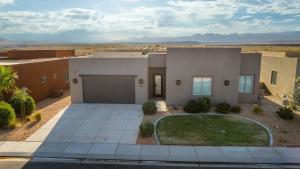 une maison au milieu d'un désert dans l'établissement The Chandler at Sand Hollow Resort, à Hurricane