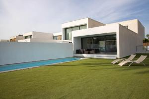 Πισίνα στο ή κοντά στο Modern Villa With Private Pool/ 400m To The Beach