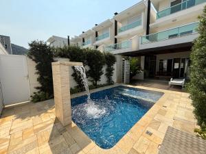 朱奎Villaggio Juquehy的建筑物前有喷泉的游泳池