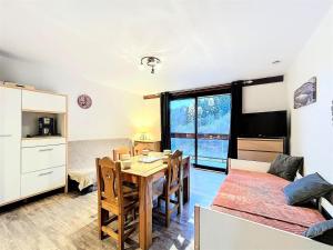 salon ze stołem jadalnym i kuchnią w obiekcie Résidence Zodiaque - BEAU STUDIO ALCOVE DE 31M² MAE-6794 w mieście Villarembert