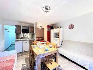 Kuchnia lub aneks kuchenny w obiekcie Résidence Zodiaque - BEAU STUDIO ALCOVE DE 31M² MAE-6794