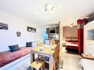 mały salonik ze stołem i kanapą w obiekcie Résidence Zodiaque - BEAU STUDIO ALCOVE DE 31M² MAE-6794 w mieście Villarembert
