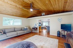 Una sala de estar con un sofá y un ventilador de techo. en Uhre Family Retreat, en Oakhurst