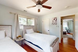 2 camas en un dormitorio con ventilador de techo en Uhre Family Retreat, en Oakhurst