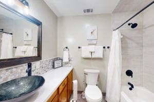 Un baño con lavabo, inodoro y espejo. en Uhre Family Retreat, en Oakhurst 14 fotos más