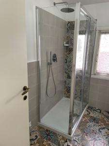 a shower stall with a glass door in a bathroom at Il Giardino di Ambra Casa Vacanze indipendente in Viterbo