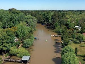 una vista aerea di un fiume in piena con alberi di Quinta isleña Las Marías - Pileta - Domingos Check out 17 hs a Tigre