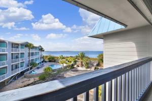 balcone con vista sulla spiaggia e sull'oceano di Savannah Beach & Racquet Club 303B a Tybee Island