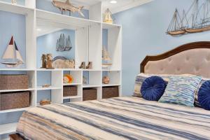 una camera con letto e scaffali con oggetti d'autore di Savannah Beach & Racquet Club 303B a Tybee Island Altre 41 foto