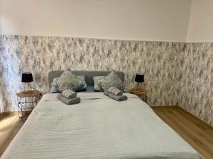 Un dormitorio con una gran cama blanca con dos almohadas. en Apartment Noah, en Sarajevo 26 fotos más